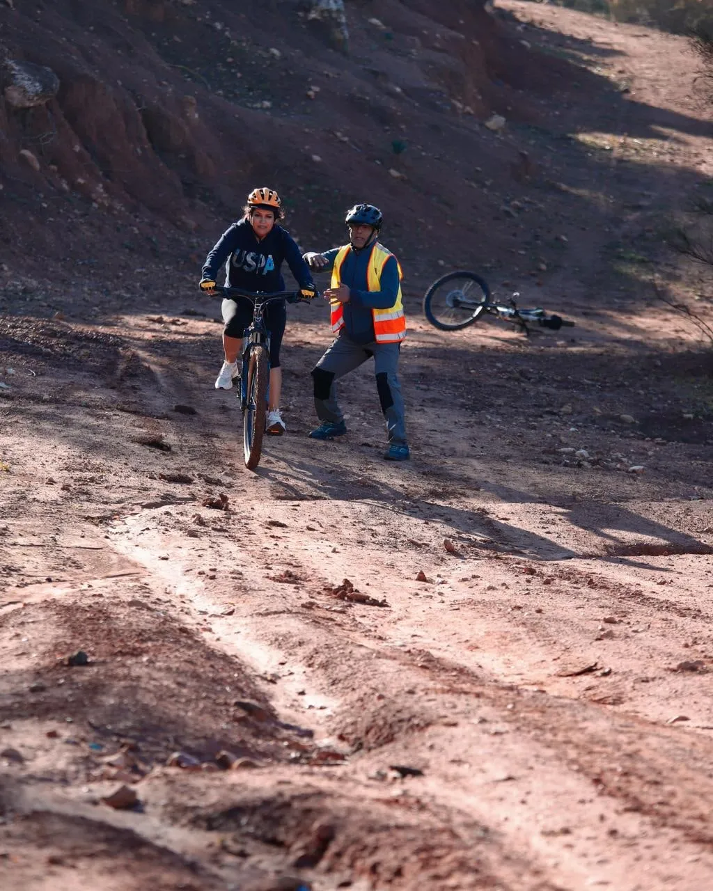 Un coach Veloxygene accompagne une débutante en VTT