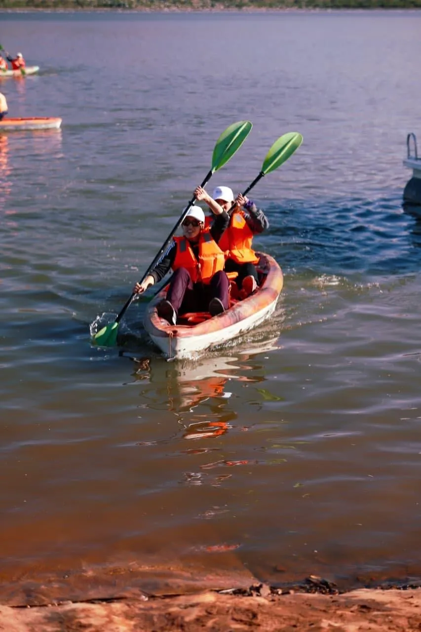 Deux participantes en kayak lèvent leurs pagaies